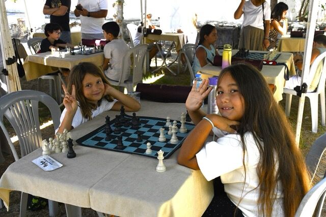 Kuşadası'nda satranç taşları dostluk için sürüldü