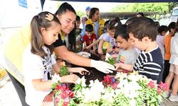 Minikler fidanları anneleri için dikti