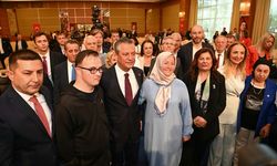 CHP lideri Özgür Özel Kuşadası’nda otizmli bireyler ve aileleri ile buluştu