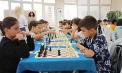 Küçük satranç ustaları ABB'nin düzenlediği turnuvada yarıştı