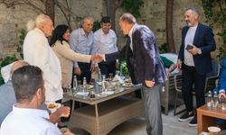 Kuşadası’nda ilçe protokolü vatandaşlarla bayramlaştı