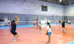 Başkan Çerçioğlu minik sporcuları voleybolla buluşturuyor