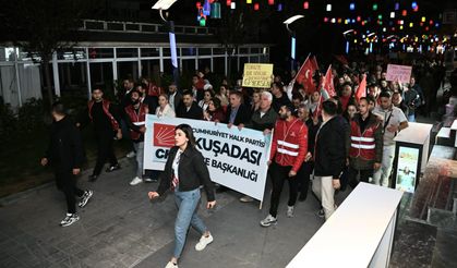 Binlerce Kuşadalı demokrasi için yürüdü