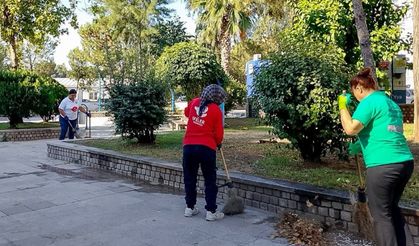 Efeler’in parklarına anne eli değiyor