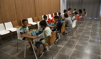 İstasyon Kuşadası’nda çocuklara ücretsiz satranç ve akıl oyunları kursu