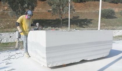 Neopolis’te mermer bloklar ‘adalet’ temasıyla şekilleniyor