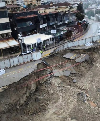 Kuşadası'nda aşırı yağış ve inşaat çalışması nedeniyle yol çöktü