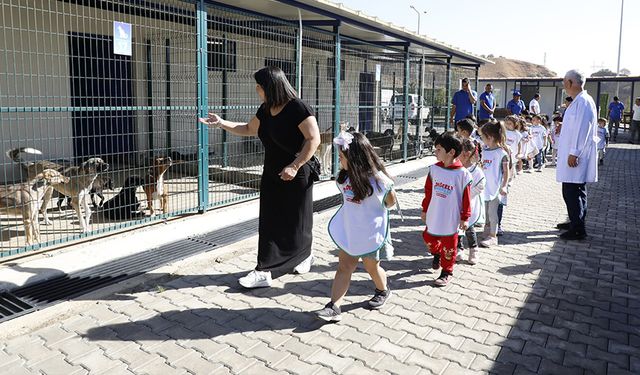 Başkan Çerçioğlu, minik öğrencilere hayvan sevgisi aşılıyor