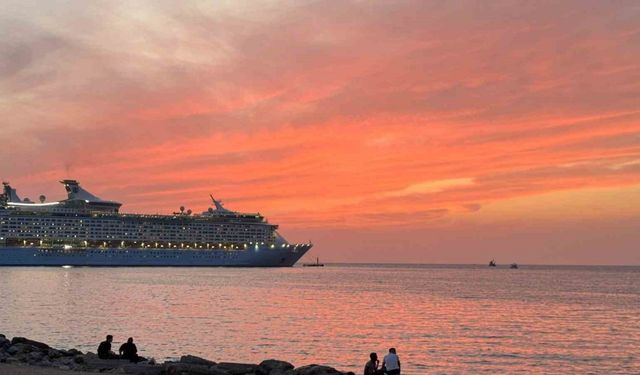 Kuşadası’nda gün batımı doğal bir görsel şölen sunuyor