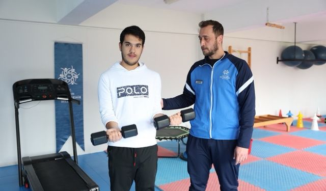 Otizmli Efe Başkan Çerçioğlu'nun desteğiyle üniversiteli oldu