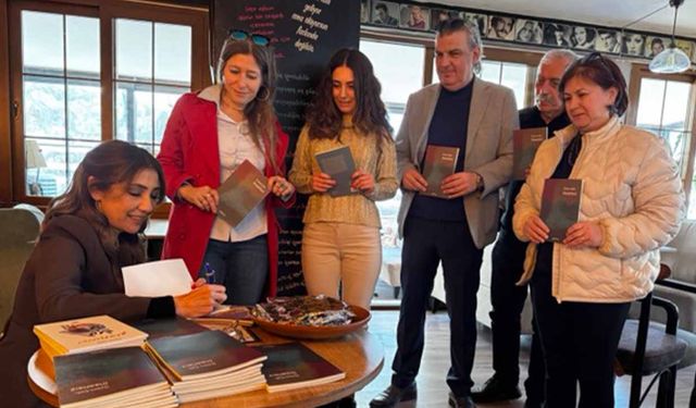 Özlem Çallı yeni kitabını Kuşadası’nda imzaladı