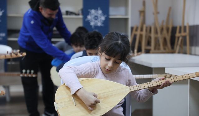 ABB'den Aydınlı miniklere bağlama kursu