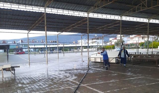 Didim’de Akbük semt pazarı temizlendi