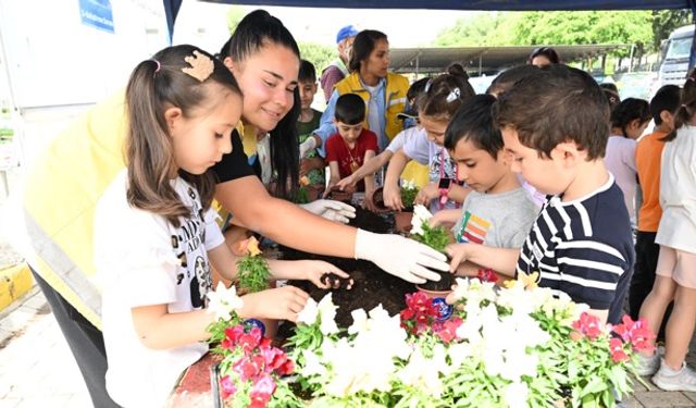 Minikler fidanları anneleri için dikti
