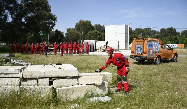 Kuşadası Belediyesi Arama Kurtarma Ekibi eğitimini başarıyla tamamladı