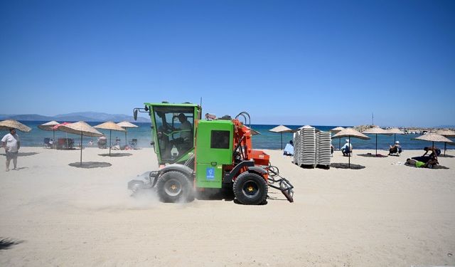 Kuşadası plajlarına son model kum temizleme aracı