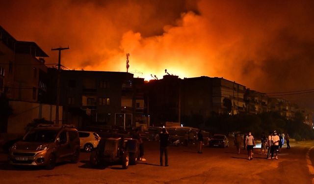 Kuşadası Belediyesi’nden Seferihisar’daki yangınla mücadeleye gece desteği