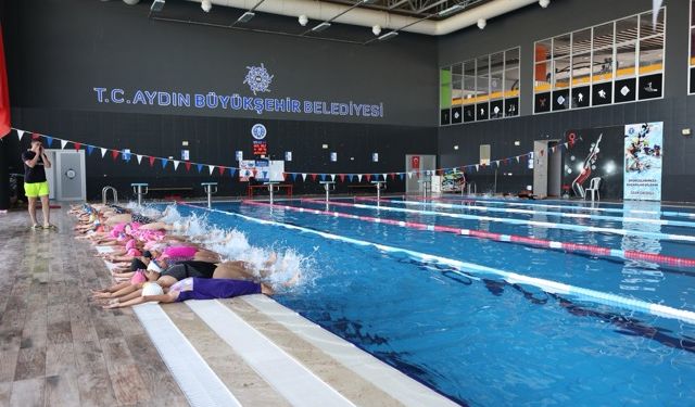 Aydınlı minikler Büyükşehir Belediyesi ile yüzmeyi öğreniyor