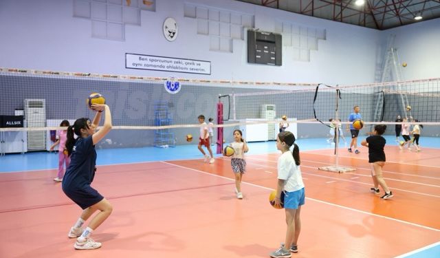 Başkan Çerçioğlu minik sporcuları voleybolla buluşturuyor