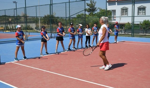 Kuşadası Belediyesi’nden çocuklara ücretsiz tenis kursu