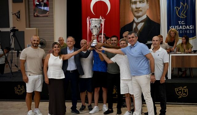 Kuşadası Belediye Meclisi Türkiye şampiyonu sualtı takımını ağırladı