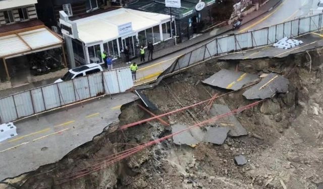 Kuşadası'nda aşırı yağış ve inşaat çalışması nedeniyle yol çöktü