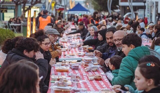 Kuşadası Belediyesi iftar günleri Güzelçamlı Mahallesi ile devam etti