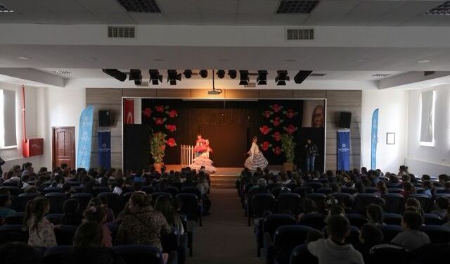 ABB Yenipazarlı çocukları tiyatro ile buluşturdu