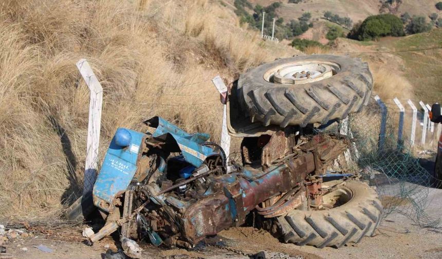 Virajı alamayan kum yüklü traktör devrildi: 2 yaralı