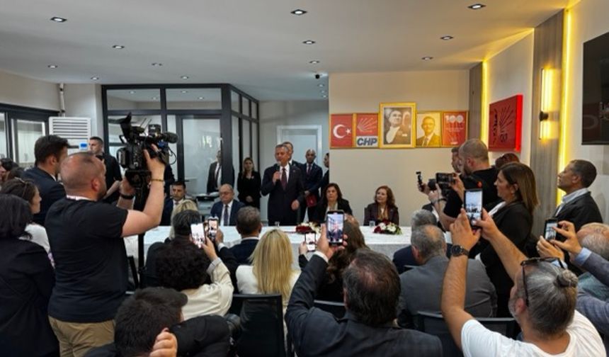Kuşadası CHP’nin yeni binası Genel Başkan Özel’in katılımıyla açıldı