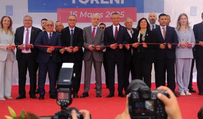 CHP Genel Başkanı Özel'den Kuşadası'nda miting gibi açılış