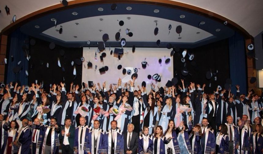 ADÜ İletişim Fakültesi mezuniyet töreni coşkuyla gerçekleşti