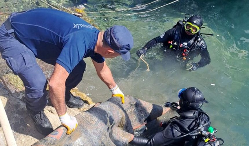 Kuşadası’nda denizden 628 kilogram katı atık çıkarıldı