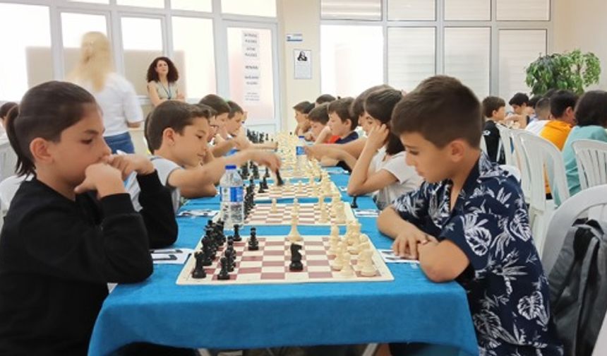 Küçük satranç ustaları ABB'nin düzenlediği turnuvada yarıştı