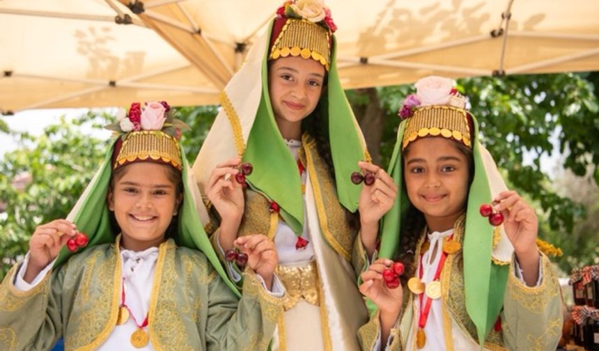 Kuşadası’nda kiraz şenliği coşkuyla kutlandı