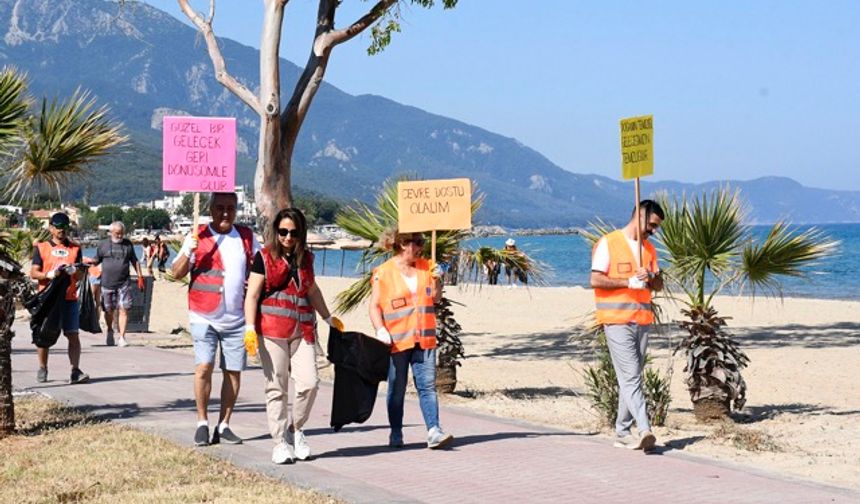 Çevre gönüllülerinden Panionion Plajı’nda kıyı temizliği