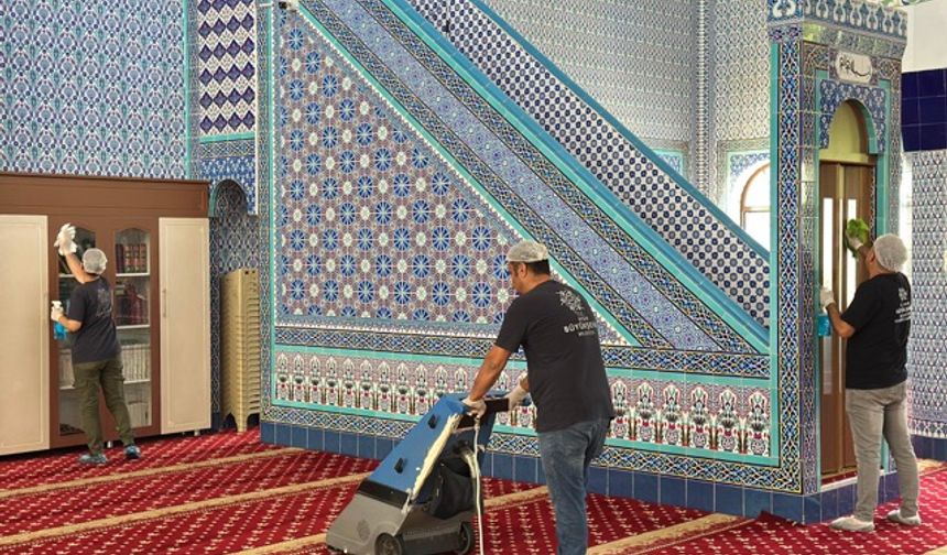 Aydın Büyükşehir Belediyesi’nden kurban bayramı öncesi camilerde temizlik