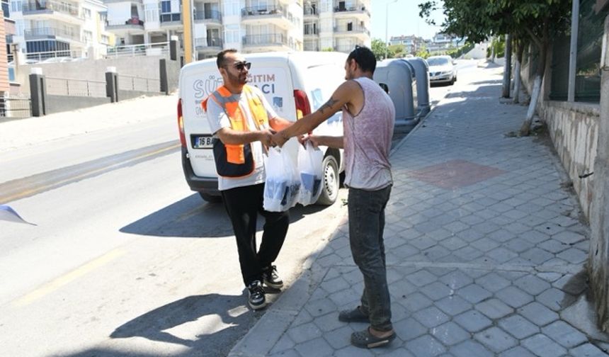 Kuşadası Belediyesi’nin çocuklara süt desteği sürüyor