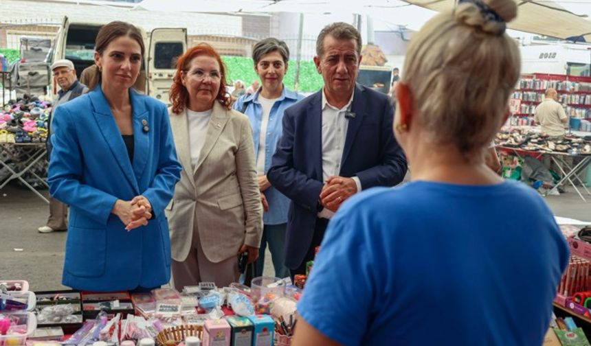 Başkan Yetişkin Salı Pazarı’nda vatandaşlarla buluştu