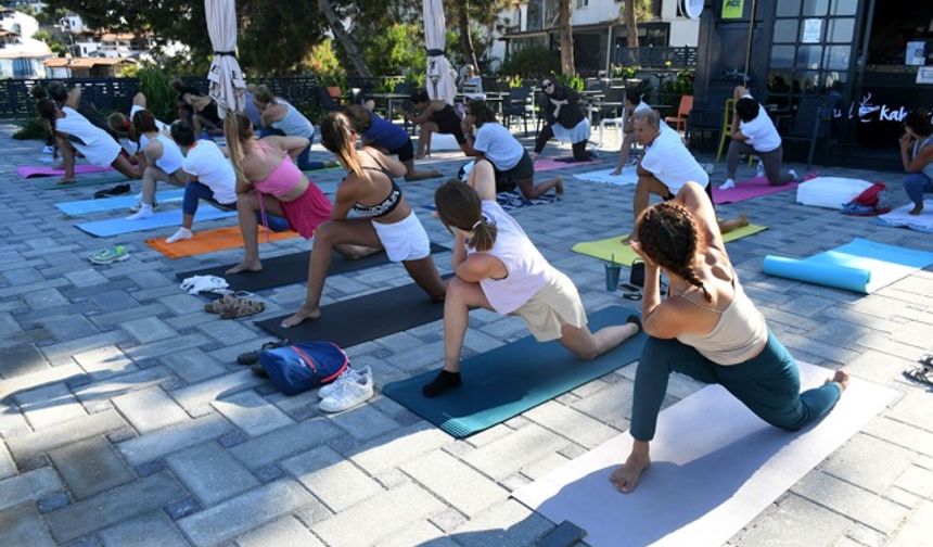 Kuşadası Belediyesi’nin ücretsiz yoga dersleri başladı