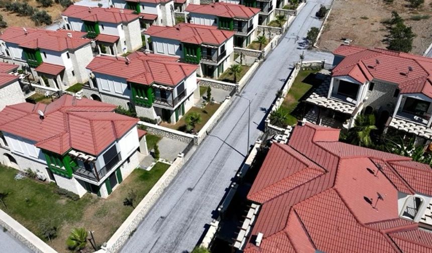 Kuşadası Belediyesi ekiplerinden 7/24 yol mesaisi