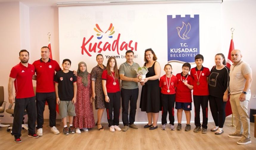 Başarılı güreşçilerden Başkan Ömer Günel’e ziyaret