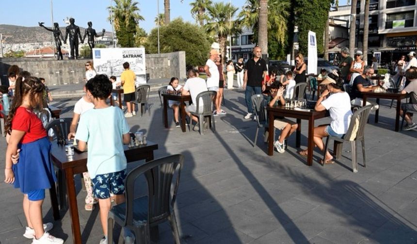Kuşadası'nda "Sokakta Satranç Var!" etkinliği