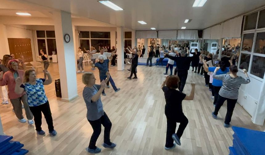 Efeler’de halk oyunları kursu yoğun katılımla başladı