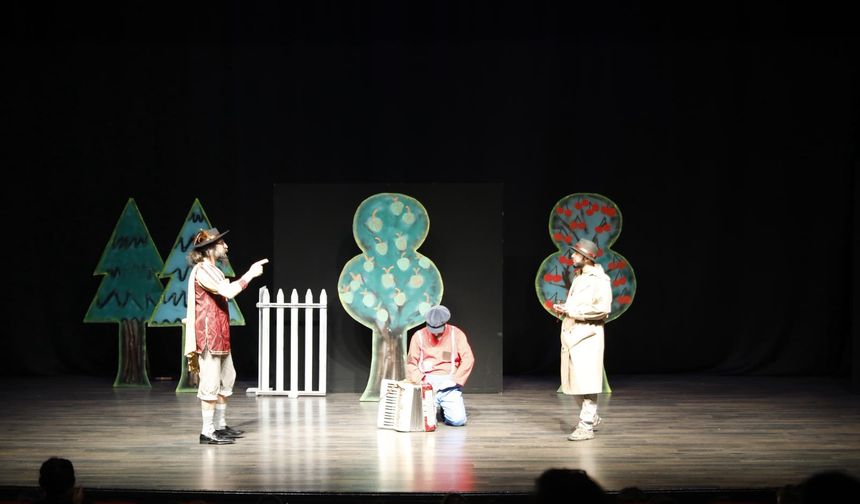 Aydın Büyükşehir Belediyesi minik öğrencileri tiyatro ile buluşturdu