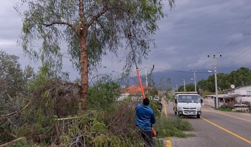 Efeler Belediyesi kuvvetli fırtına ve sağanağa karşı sahada