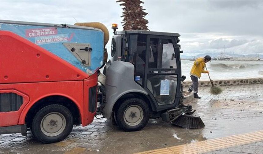 Kuşadası Belediyesi’nden sağanak ve fırtına mesaisi