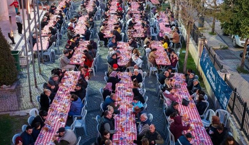 Davutlar’da oruçlar Kuşadası Belediyesi’nin iftar sofrasında açıldı