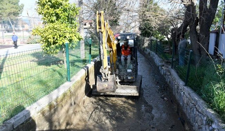 Kuşadası Belediyesi’nden Kirazlı Mahallesinde dere temizliği