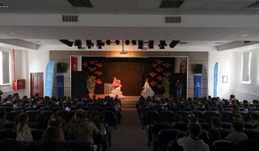 ABB Yenipazarlı çocukları tiyatro ile buluşturdu